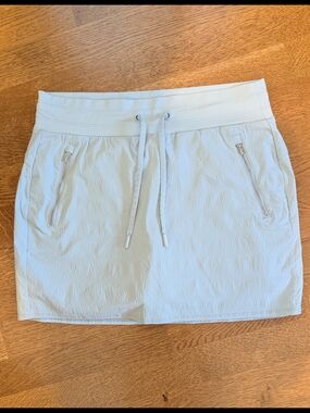 Athleta Skort, Light Gray Three Pockets, Sz 8